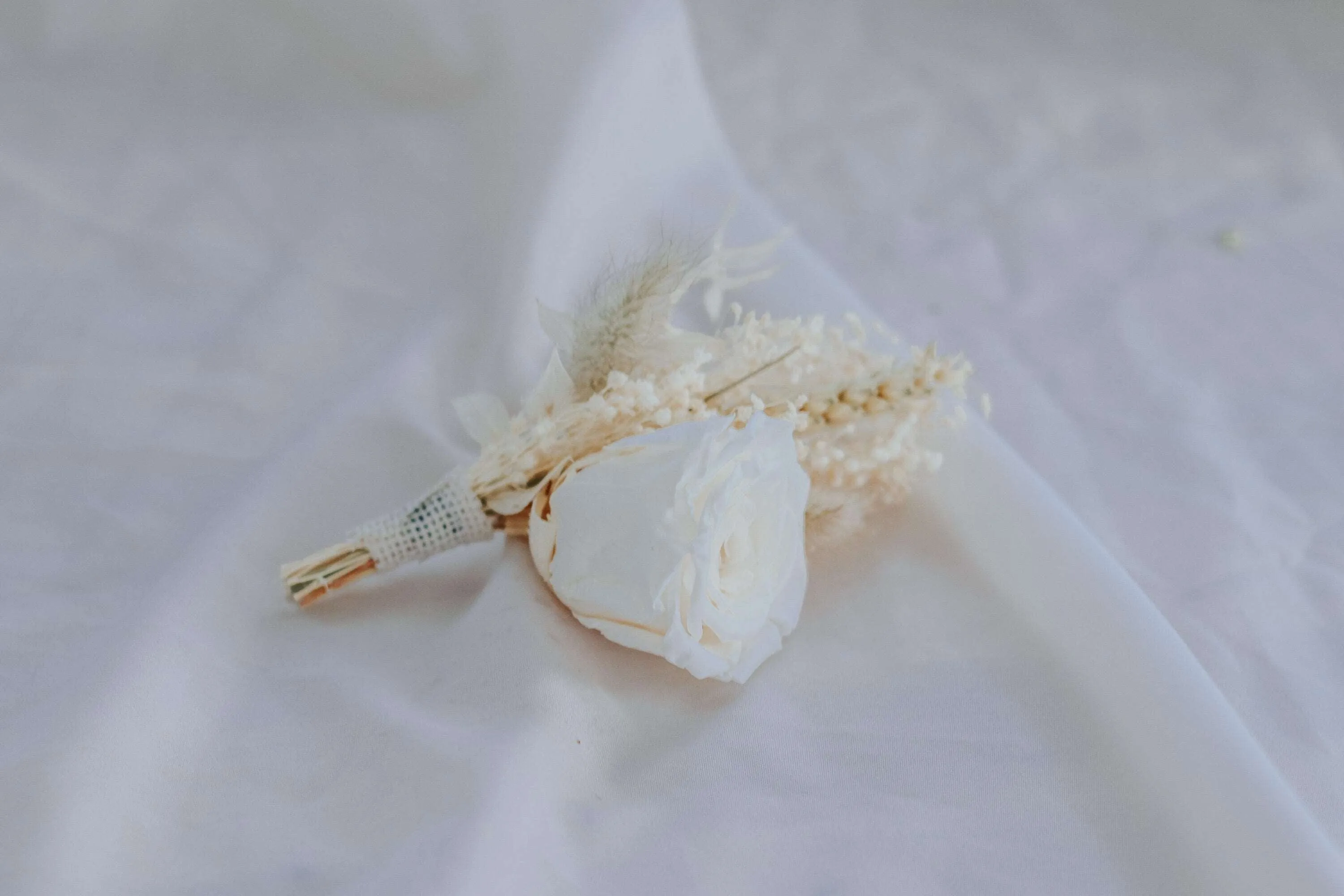 Bleached Gypsophila Lapel Pin and Natural Dried Flowers Boutonniere Preserved Rose Buttonhole / Boho Boutonnaire