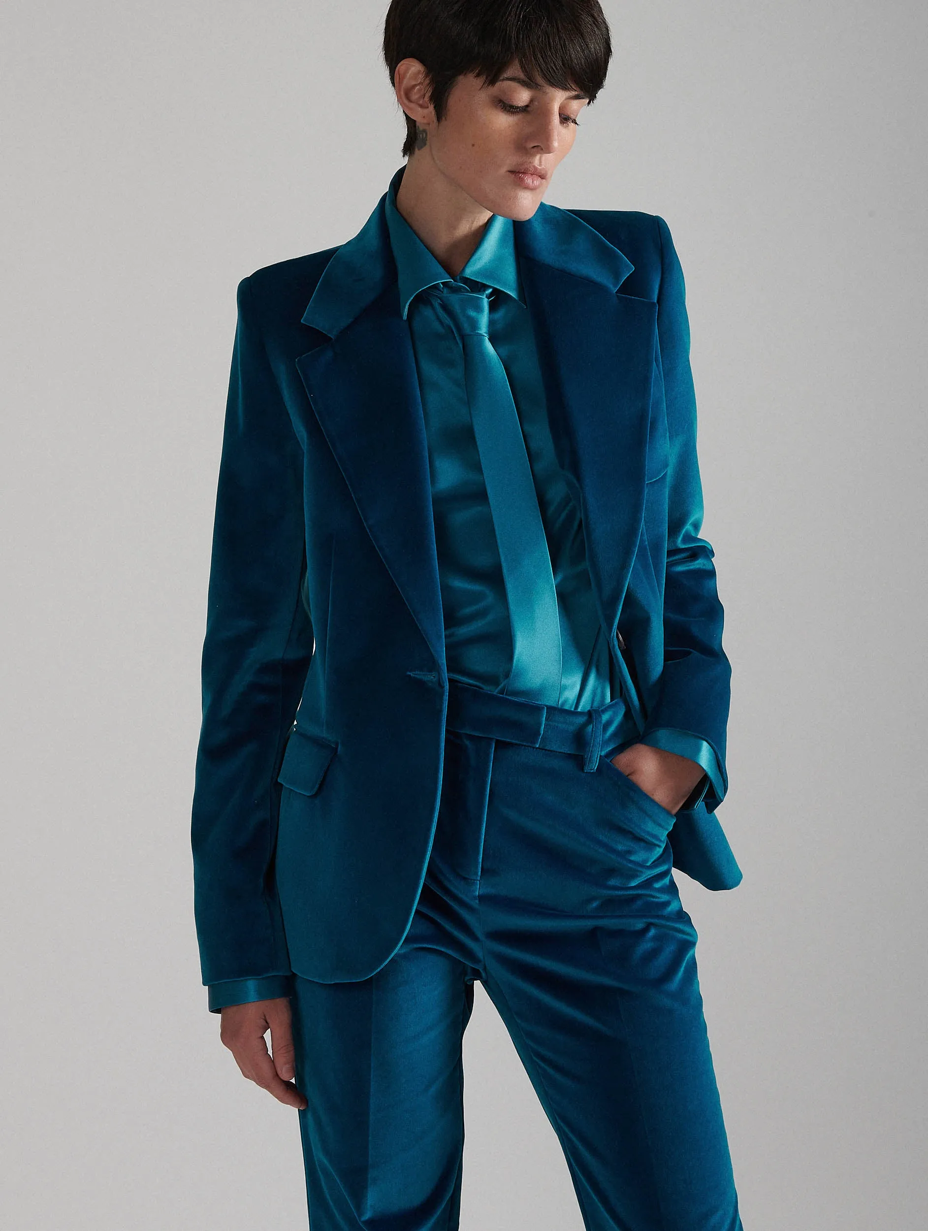 Fitted blue velvet jacket